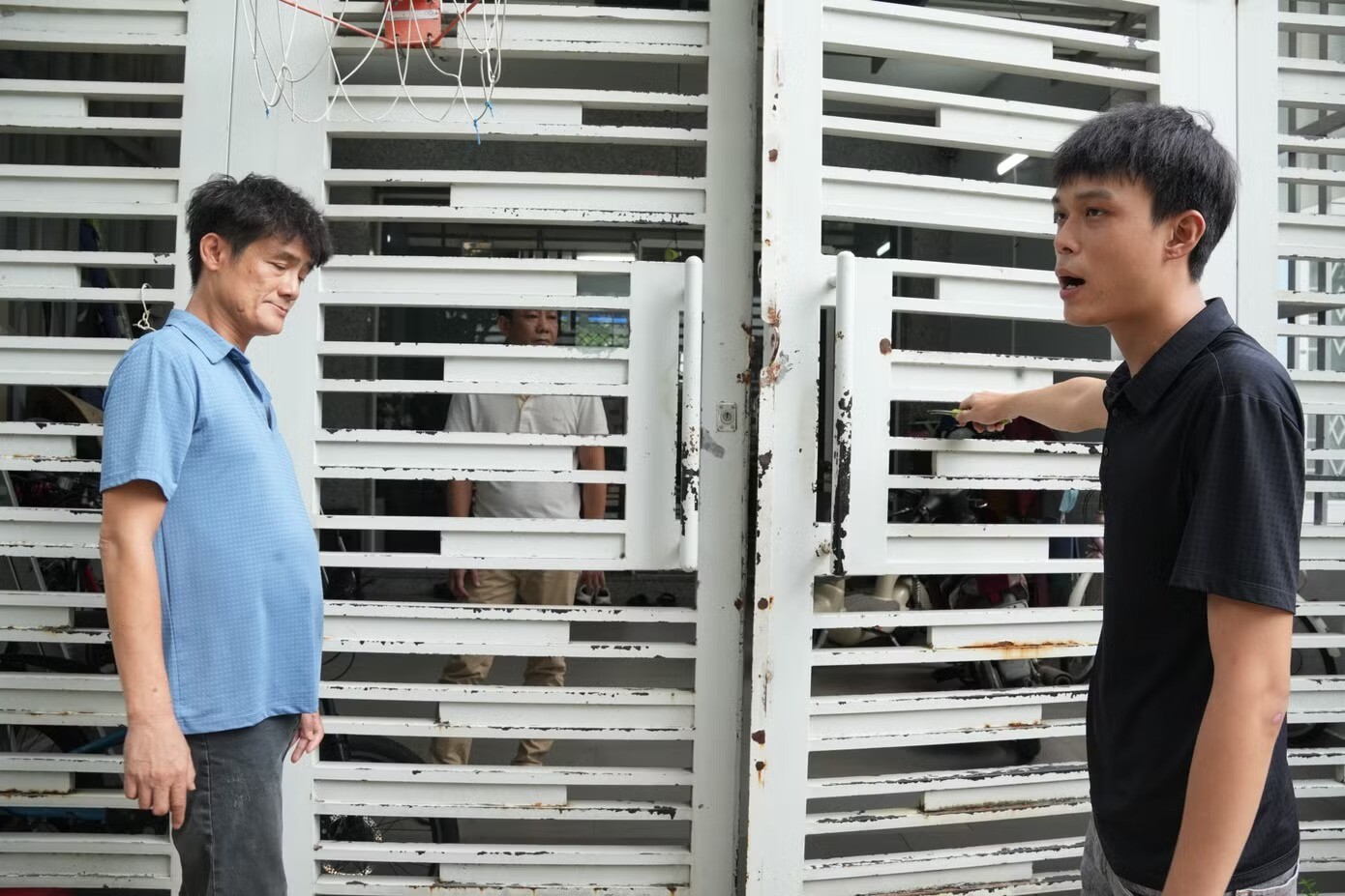 Công an dựng lại hiện trường vụ mang dao hăm dọa hàng xóm.