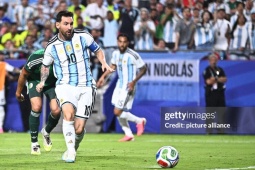 Messi tuổi 38 vẫn di chuyển khắp mặt sân, phòng ngự như chiến binh