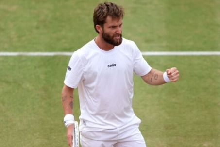 "Trai hư" nước Pháp vừa phỏng vấn vừa văng tục mặc MC van xin, làng tennis sốc nặng