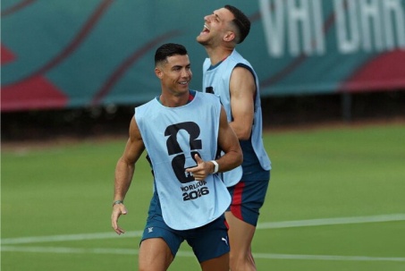 Ronaldo nhanh bậc nhất Bồ Đào Nha, quyết kiếm bàn trả lời Messi