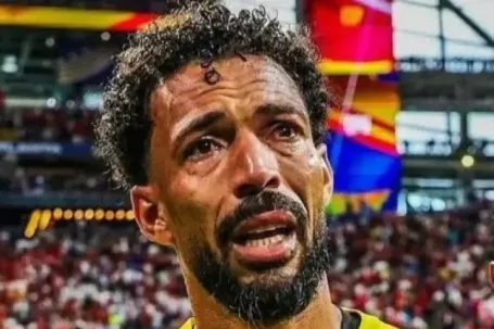 Thủ môn chặn đứng hàng thủ Tây Ban Nha ở World Cup nổi tiếng chóng mặt sau một đêm