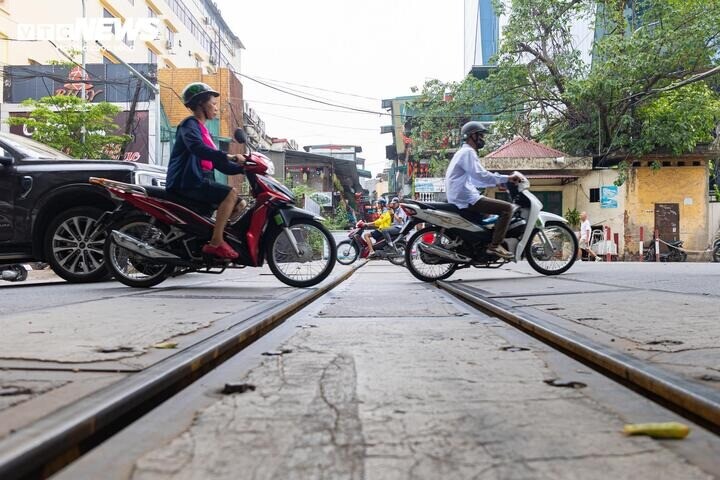 Tại khu vực Khâm Thiên - Lê Duẩn, mỗi khi có tàu chạy qua vào giờ cao điểm, giao thông thường xuyên rơi vào tình trạng ùn ứ do phải đóng chắn đường trong thời gian nhất định.