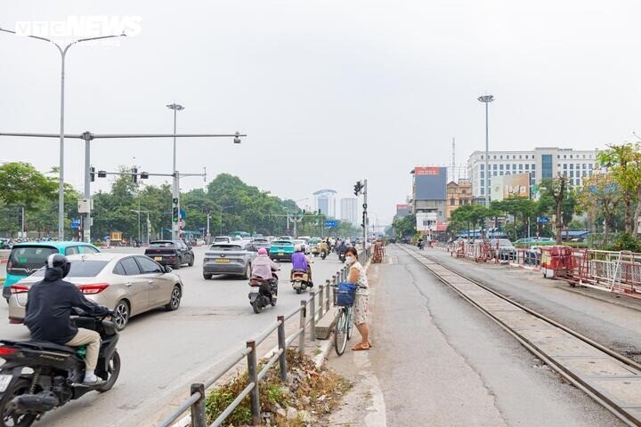 Tại các điểm như Lê Duẩn - Đại Cồ Việt - Giải Phóng, Giải Phóng - Trường Chinh hay Giải Phóng - Ngọc Hồi - Hoàng Liệt, lực lượng chức năng vẫn duy trì trực gác, vận hành rào chắn để bảo đảm an toàn chạy tàu và giao thông đường bộ.