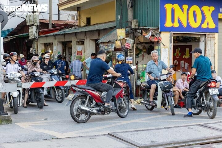 Mặc dù được trang bị hệ thống cảnh báo và rào chắn tự động, nguy cơ mất an toàn vẫn hiện hữu khi một bộ phận người tham gia giao thông cố tình băng qua đường sắt.