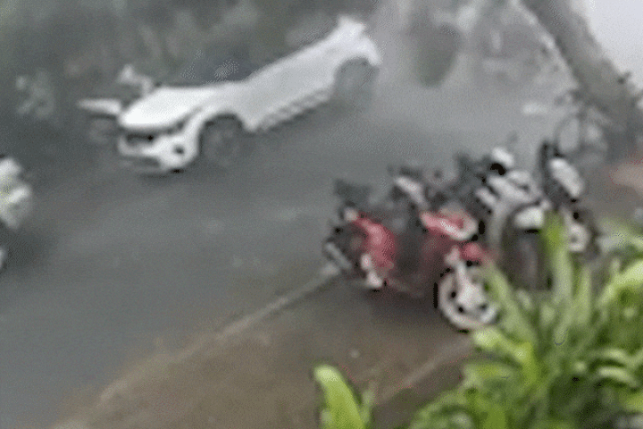 Giông lốc quật ngã cây, đè ôtô và người đi xe máy ở TP HCM