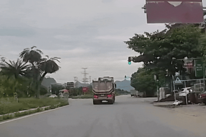 Clip: Ô tô tải phanh "cháy lốp" để tránh xe máy đi ẩu