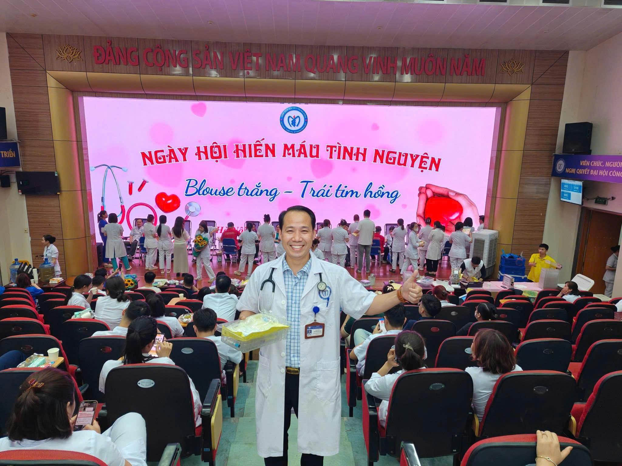 THS.BS Nguyễn Giang Nam tham gia hoạt động cộng đồng và chăm sóc sức khỏe cùng cán bộ khoa.