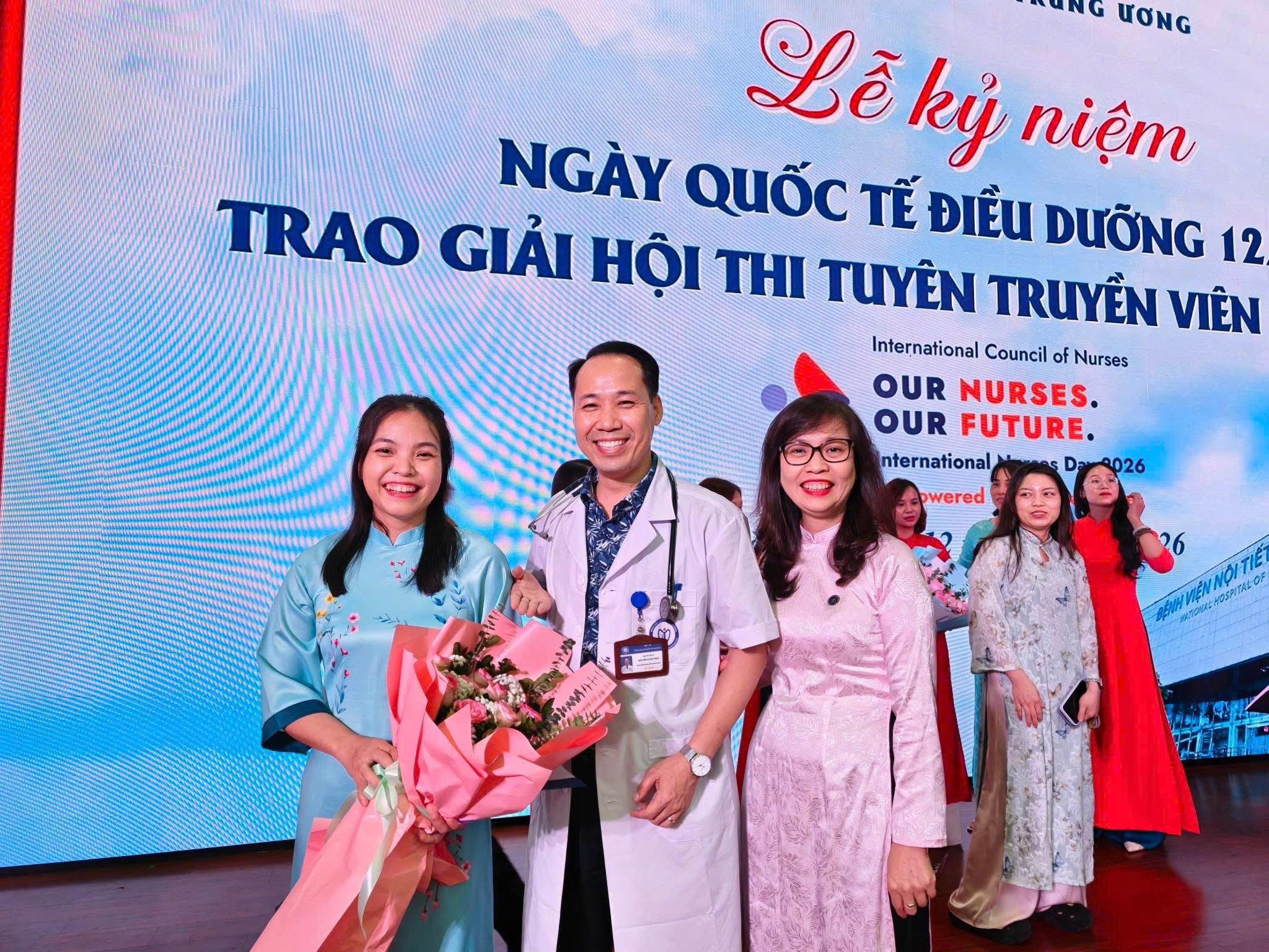 THS.BS Nguyễn Giang Nam cùng đồng nghiệp tại khoa trao đổi chuyên môn nhằm nâng cao hiệu quả điều trị các bệnh lý nội tiết và chuyển hóa.