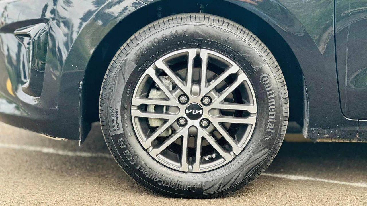Xe được trang bị bộ mâm đúc hợp kim nhôm kích thước 14 inch đa chấu.