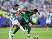 Tranh cãi Messi đạp thẳng bắp chân cầu thủ Algeria, VAR ưu ái thoát thẻ đỏ?