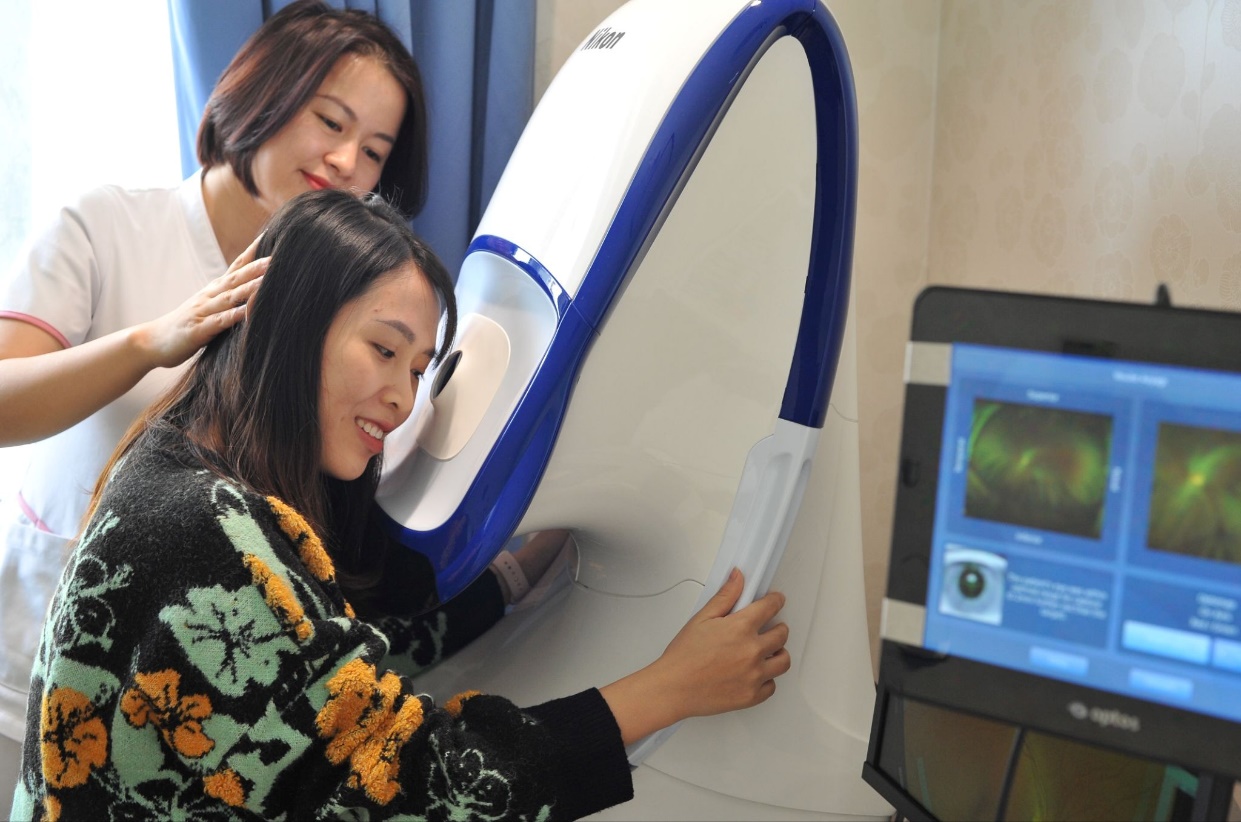 Người bệnh được chụp võng mạc góc rộng trong buổi khám chuyên sâu trước phẫu thuật khúc xạ. 