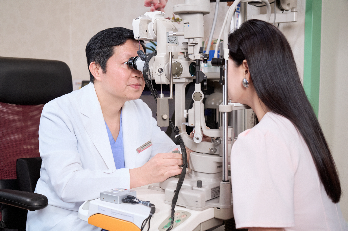 TS.BS Vũ Anh Tuấn thăm khám cho người bệnh trước phẫu thuật cận thị
