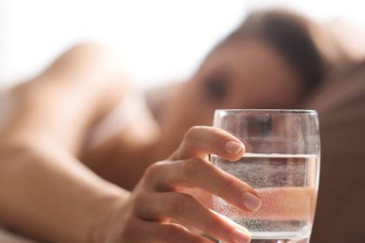 Sau tuổi 55, uống nước buổi sáng thế nào để giảm nguy cơ đột quỵ? 4 lưu ý nhiều người vẫn đang bỏ qua