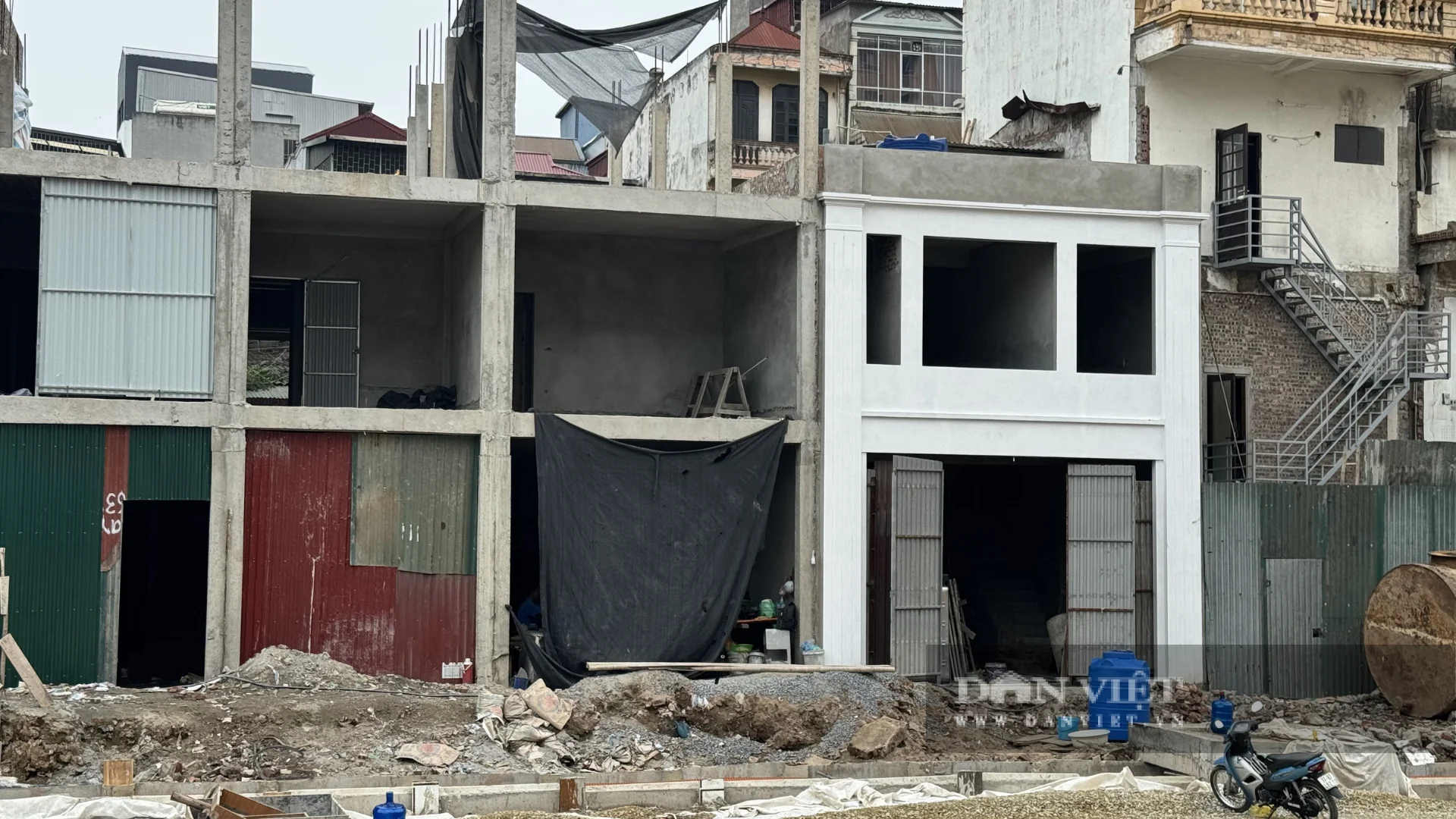 Nhiều hộ dân khu vực Vành đai 1 đang cải tạo mặt tiền để đón cơ hội mặt phố thì khu vực lại xuất hiện thông tin về quy hoạch mới.&nbsp;Ảnh: Anh Văn