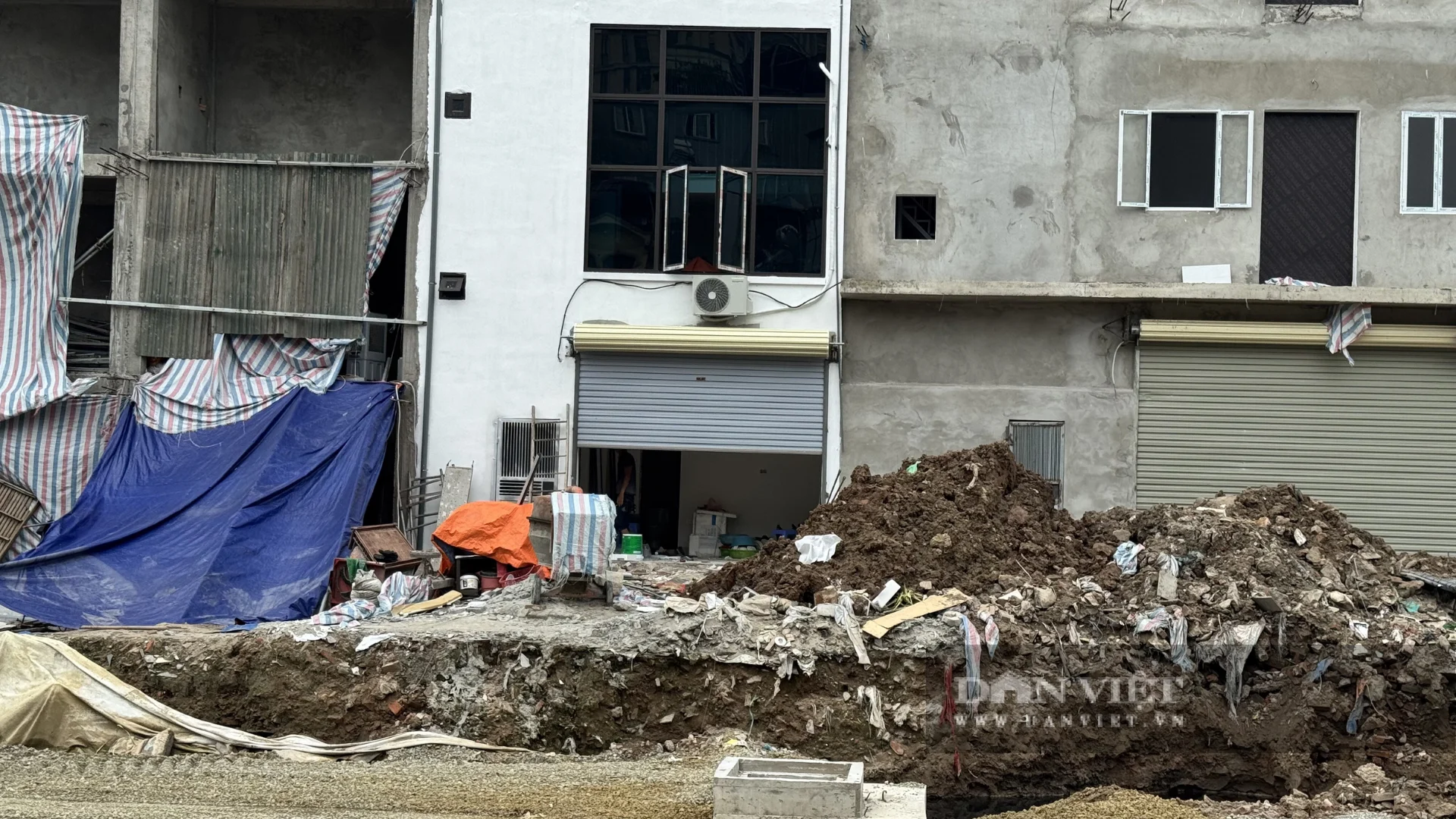 Nhiều hộ dân khu vực Vành đai 1 đang cải tạo mặt tiền để đón cơ hội mặt phố thì khu vực lại xuất hiện thông tin về quy hoạch mới.&nbsp;Ảnh: Anh Văn