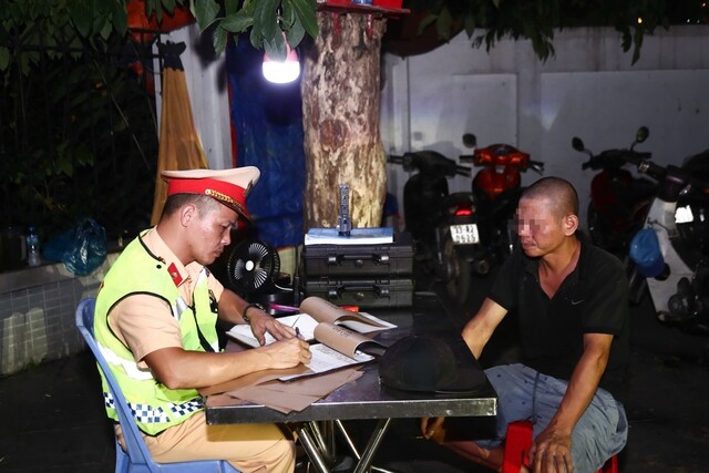 Mùa World Cup thường kéo theo các hoạt động tụ tập xem bóng đá, liên hoan và sử dụng đồ uống có cồn. Vì vậy, nguy cơ vi phạm nồng độ cồn khi tham gia giao thông cũng có xu hướng gia tăng.
