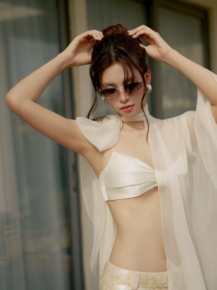 Tiểu Vy tiếp tục thu hút sự chú ý của đông đảo khán giả khi đăng tải bộ ảnh mới được thực hiện trong chuyến nghỉ dưỡng tại Hội An. Nhan sắc rạng rỡ cùng phong cách thời trang quyến rũ của nàng hậu nhanh chóng trở thành chủ đề được cộng đồng mạng bàn luận sôi nổi.
