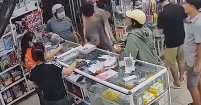 Danh tính người đàn ông xô ngã bé gái, đấm vào mặt người mẹ