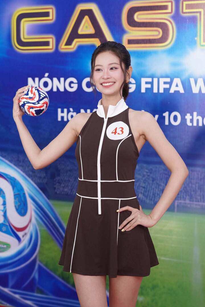 Chương trình "Nóng cùng FIFA World Cup 2026" trên VTV gây chú ý khi có sự xuất hiện của dàn mỹ nhân đại diện cho các đội tuyển quốc gia. Trong đó, Lê Phương Quyên - đại diện đội tuyển Hàn Quốc là người đang nhận được nhiều thiện cảm.