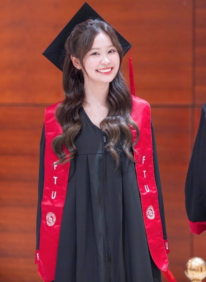 Phương Quyên từng gây chú ý bởi thành tích học tập khi tốt nghiệp loại giỏi chương trình chất lượng cao, chuyên ngành Kinh doanh Quốc tế tại Đại học Ngoại thương với GPA 3.55/4 sau 3,5 năm.