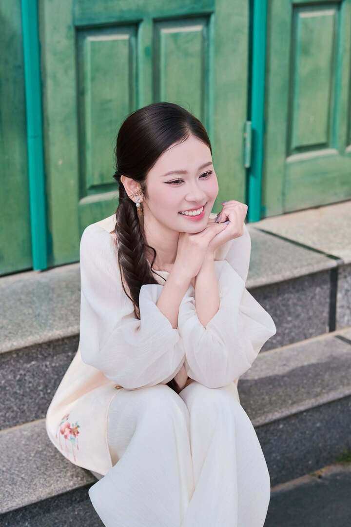 Đời thường, cô chọn phong cách thời trang đơn giản và nữ tính, phù hợp với lứa tuổi. Chính vẻ đẹp thanh thoát này giúp Phương Quyên tạo được thiện cảm với người đối diện ngay từ cái nhìn đầu tiên.