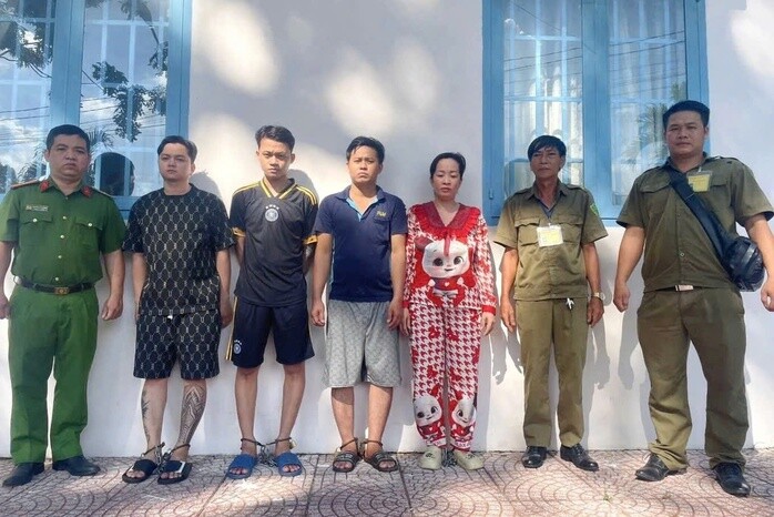 Công an tạm giữ nhóm đối tượng dùng dao uy hiếp người vay tiền. Ảnh: Công an phường Tây Nam