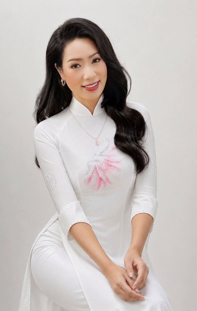 Á hậu Trịnh Kim Chi mới đây khoe vóc dáng thon đẹp với áo dài trắng. Dù đã qua tuổi 50 nhưng ai cũng khen người đẹp vẫn luôn trẻ trung, tươi tắn.