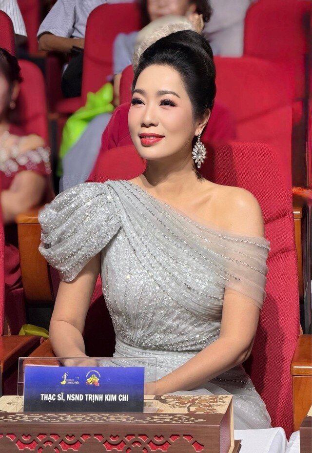Trịnh Kim Chi được biết đến sau khi giành danh hiệu Á hậu 2 cuộc thi Hoa hậu Việt Nam năm 1994. Sở hữu gương mặt phúc hậu, nụ cười tươi sáng cùng nét đẹp nền nã đậm chất Á Đông, chị nhanh chóng ghi dấu ấn trong lòng khán giả. Sau hơn 30 năm hoạt động nghệ thuật, nhan sắc của người đẹp vẫn là đề tài được nhiều người quan tâm.