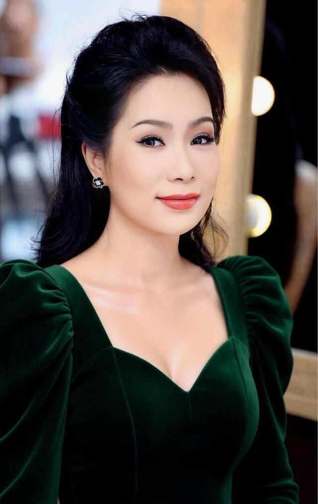 Mỗi lần xuất hiện tại các sự kiện, Á hậu Trịnh Kim Chi thường gây chú ý với làn da mịn màng, gương mặt rạng rỡ và phong cách thời trang thanh lịch.