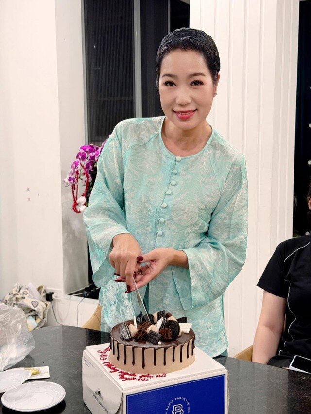 Dù không chạy theo những xu hướng làm đẹp quá cầu kỳ, chị vẫn luôn giữ được hình ảnh sang trọng, quý phái và phù hợp với độ tuổi.
