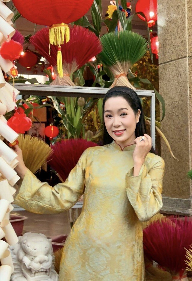 Nhiều đồng nghiệp và khán giả nhận xét Trịnh Kim Chi không chỉ đẹp ở ngoại hình mà còn đẹp bởi sự điềm đạm, nhân hậu và những đóng góp bền bỉ cho nghệ thuật. Sau nhiều năm cống hiến, chị vẫn giữ được sức hút riêng, trở thành hình mẫu của vẻ đẹp trưởng thành, đằm thắm và đầy bản lĩnh.