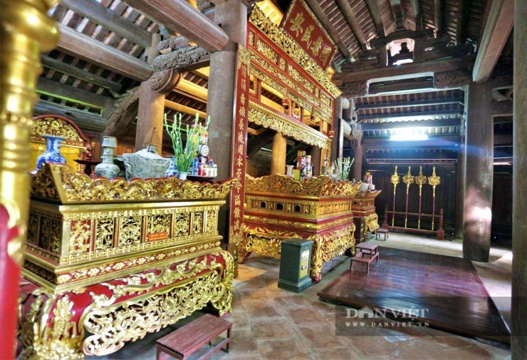 Các ban thờ bên trong chính điện cũng được dát vàng. Ảnh: HD.
