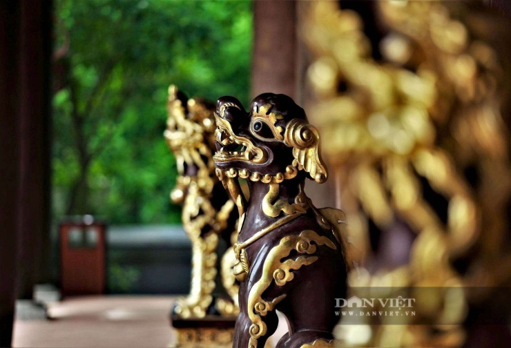 Ở ngoài chính điện nhiều linh vật cũng được dát vàng. Ảnh: HD.