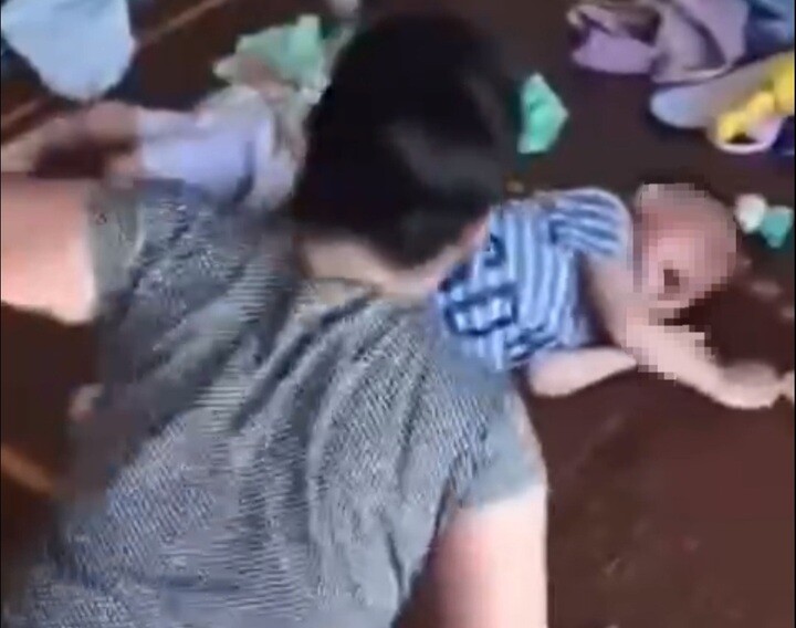 Bé trai khóc khi bị đánh (ảnh cắt từ clip)