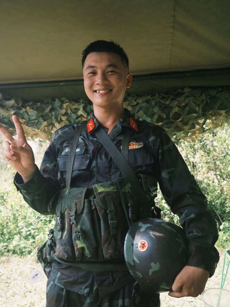 Nụ cười "tỏa nắng" của Thượng úy Lê Văn Thắng từng khiến bao chị em siêu lòng. Ảnh: FBNV