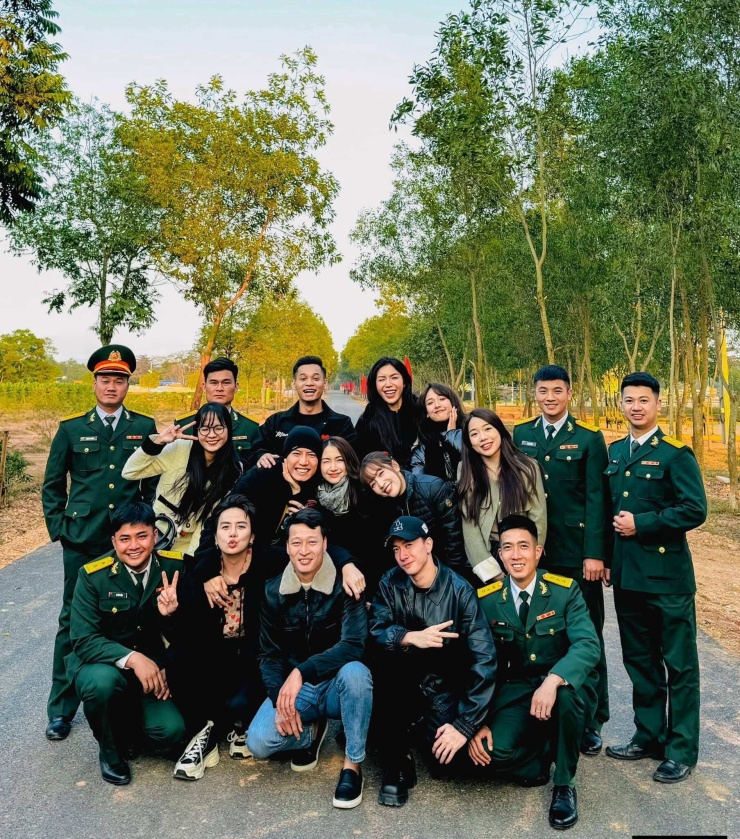 Lê Văn Thắng cùng dàn sao Việt thm gia Sao Nhập Ngũ và các đồng đội. Ảnh: FBNV