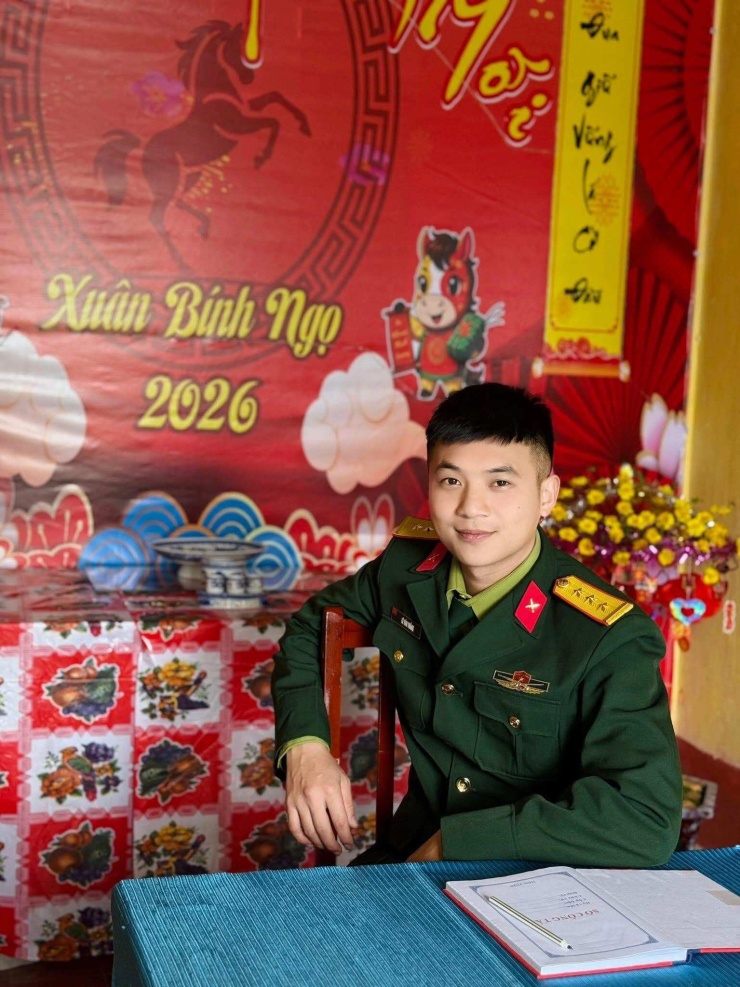 Thượng úy Lê Văn Thắng từng ghi ấn tượng với vẻ điển trai, sự ấm áp khi xuất hiện trong "Sao Nhập Ngũ". Ảnh: FBNV