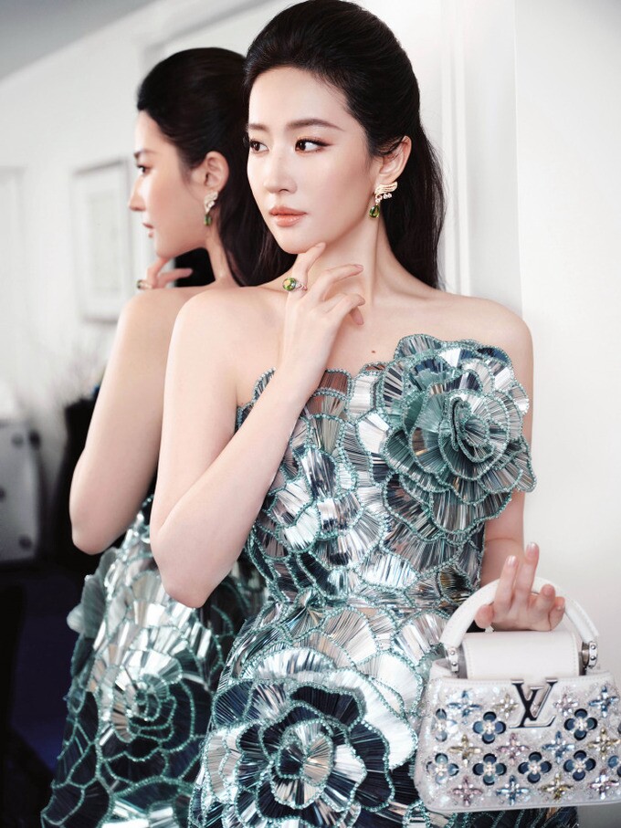 Mũi 'dọc dừa' của Lưu Diệc Phi gây sốt - 3