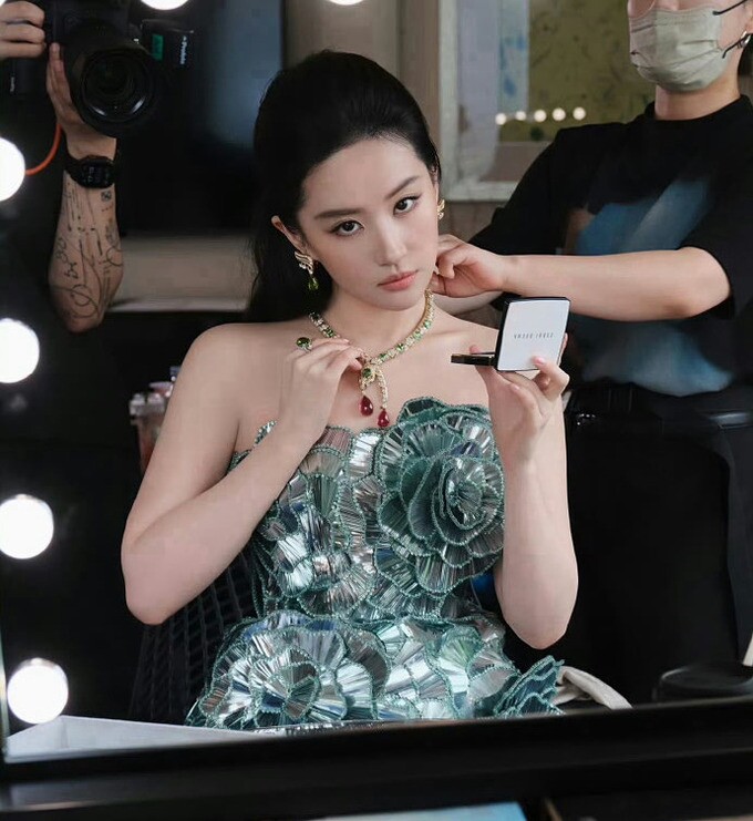 Mũi 'dọc dừa' của Lưu Diệc Phi gây sốt - 6