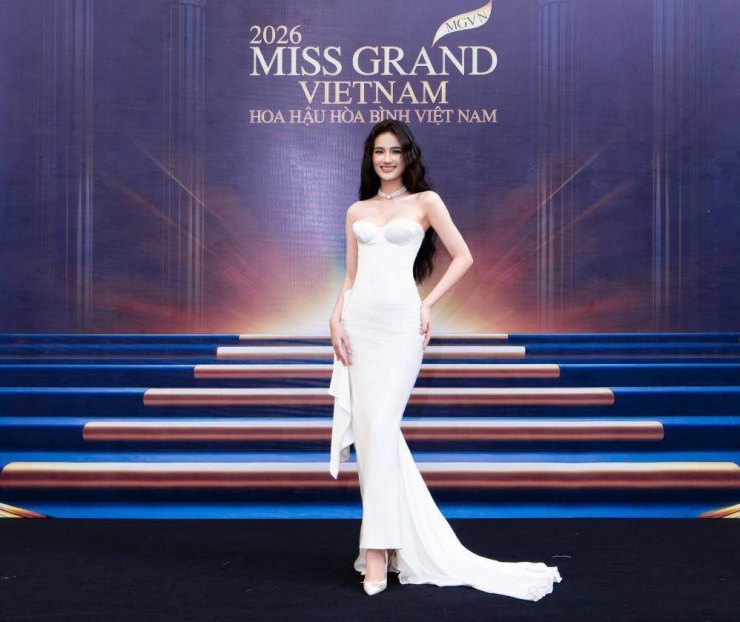 Ý Nhi khoe vòng một trên thảm đỏ Miss Grand Vietnam - 1
