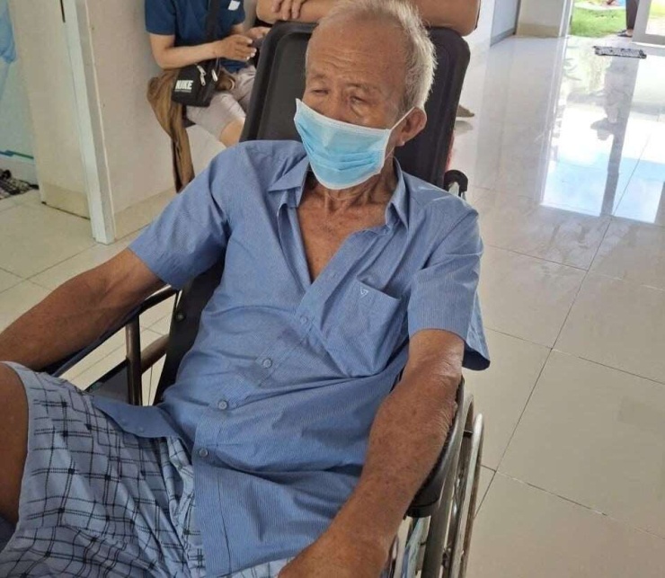 Ông Nguyễn Văn Hòa (70 tuổi, ngụ xã Thủ Thừa, Tây Ninh) bị đối tượng đánh gây thương tích đi bệnh viện khám, điều trị. Ảnh: Thiên Long.