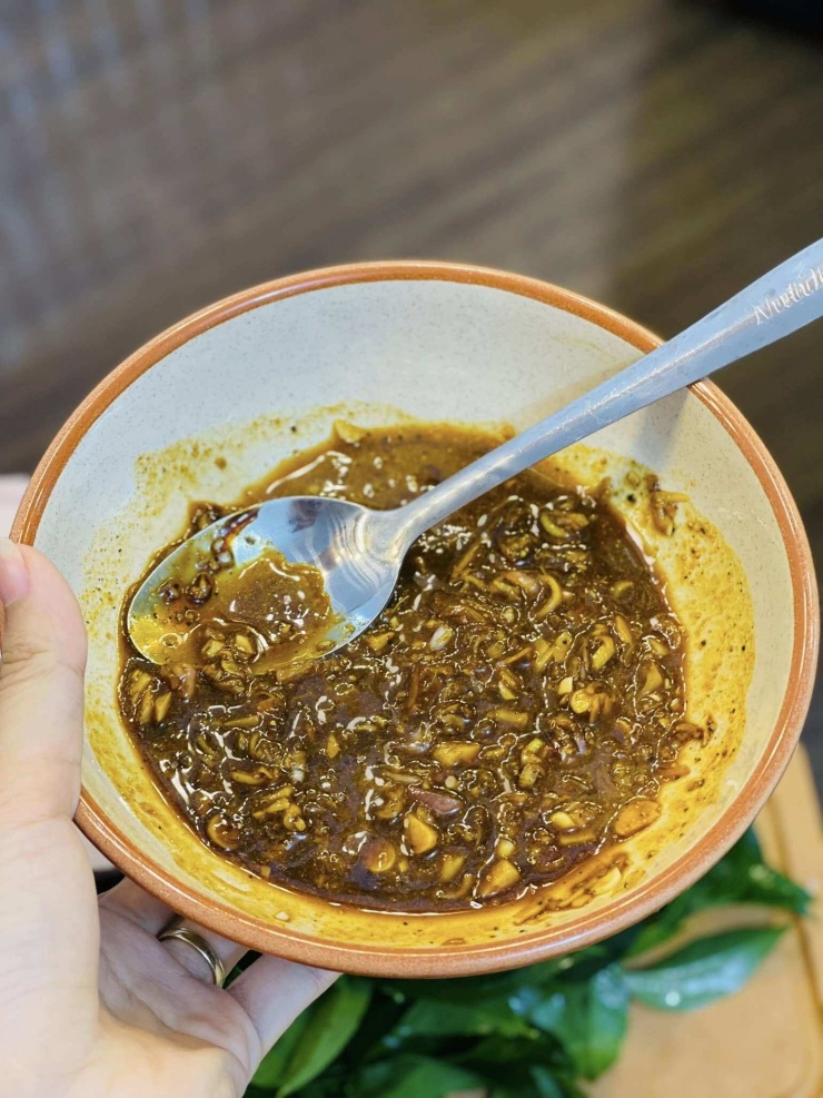 Sốt ướp tai heo nướng.