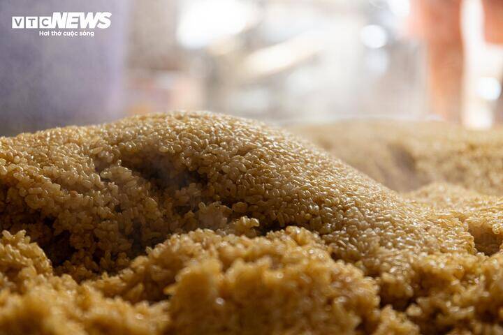 Những ngày này, các cơ sở làm cơm rượu nếp ở làng Phú Thượng (Hà Nội) đang hoạt động hết công suất để đáp ứng lượng đơn hàng tăng mạnh. Đây là món ăn truyền thống không thể thiếu trong mâm cỗ cúng của người dân miền Bắc khi đón Tết Đoan ngọ hằng năm.