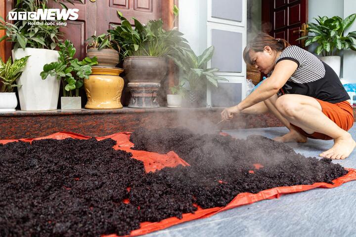 Đang hoàn thiện những mẻ cơm rượu nếp cuối cùng, chị Lê Thị Uyển, người có gần 30 năm gắn bó với nghề, cho biết sức mua năm nay tăng mạnh. Lượng khách đặt buôn cao gấp khoảng 3 lần so với năm trước, khiến gia đình chị phải làm việc suốt ngày đêm nhiều ngày qua.