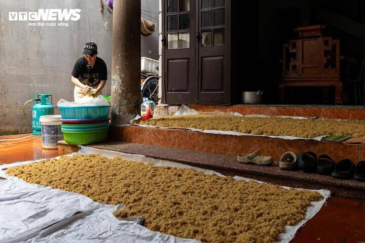 "Năm nay tôi chỉ làm khoảng 2,7 tạ gạo, tương đương gần 5 tạ cơm rượu nếp thành phẩm", chị Hậu nói.