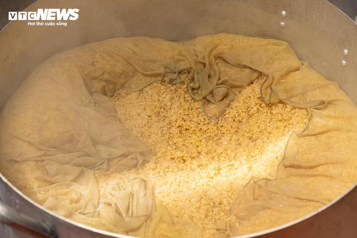 Hiện giá bán lẻ cơm rượu nếp trên thị trường dao động ở mức 80.000 đồng/kg đối với nếp cẩm và 70.000 đồng/kg đối với nếp trắng.