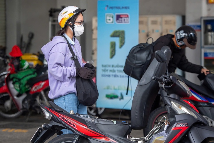 Giá xăng dầu tiếp tục đi xuống. Ảnh: Thạch Thảo