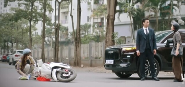 Mai bắt Cương bồi thường sau khi va chạm giao thông. Ảnh VTV