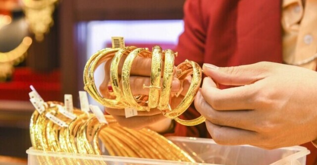 Một tuần vàng mất gần chục triệu đồng/lượng: Người mua ôm vàng nên mua vào hay bán ra khi giá lên?