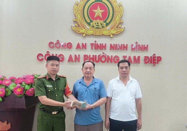 Công an trao trả 500 triệu đồng cho ông Hy. Ảnh: Công an phường Tam Điệp.